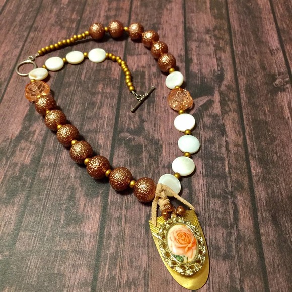 Handmade asymmetrical vintage style rose necklace - Picture 4 of 9